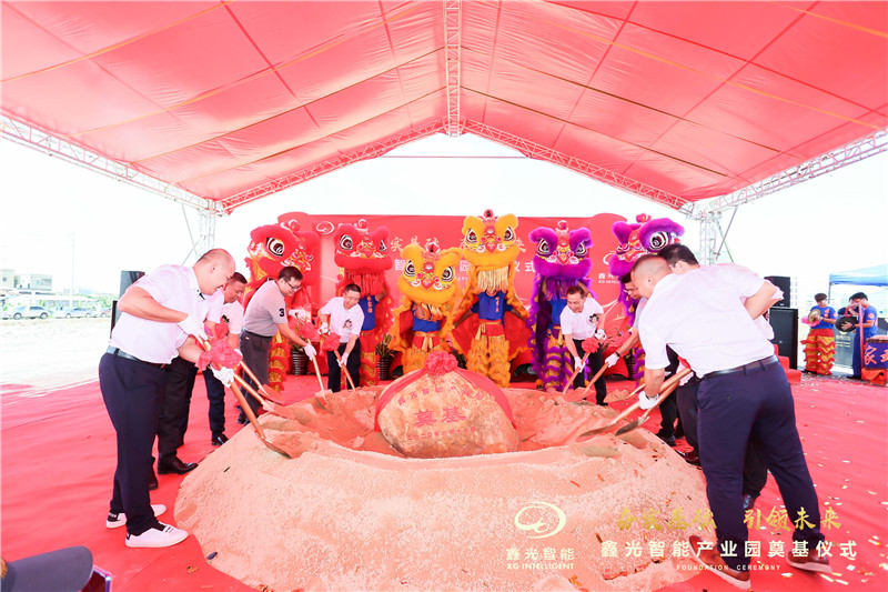 領(lǐng)導(dǎo)及嘉賓奠基培土1.jpg