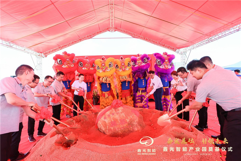 領(lǐng)導(dǎo)及嘉賓奠基培土2.jpg
