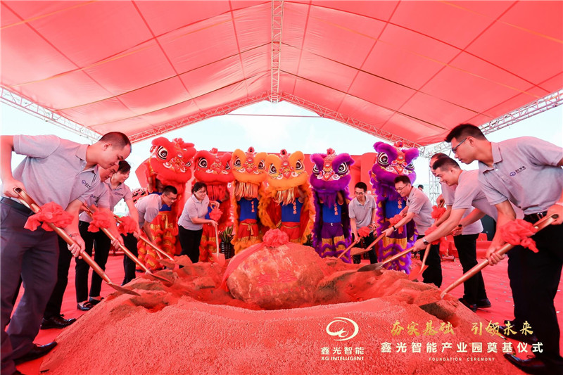 領(lǐng)導(dǎo)及嘉賓奠基培土3.jpg